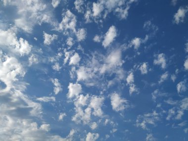 Mavi Gökyüzü Arkaplanındaki Dramatik Beyaz Bulutların Kapanışı. Yaz mevsiminde gün ortasında cennette gibi hisseden beyaz bulut..