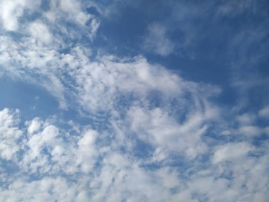 Mavi Gökyüzü Arkaplanındaki Dramatik Beyaz Bulutların Kapanışı. Yaz mevsiminde gün ortasında cennette gibi hisseden beyaz bulut..