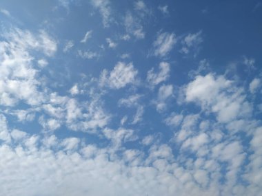 Mavi Gökyüzü Arkaplanındaki Dramatik Beyaz Bulutların Kapanışı. Yaz mevsiminde gün ortasında cennette gibi hisseden beyaz bulut..