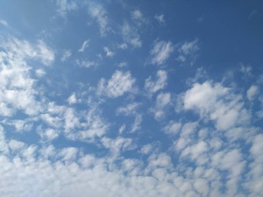 Mavi Gökyüzü Arkaplanındaki Dramatik Beyaz Bulutların Kapanışı. Yaz mevsiminde gün ortasında cennette gibi hisseden beyaz bulut..