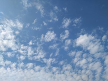 Mavi Gökyüzü Arkaplanındaki Dramatik Beyaz Bulutların Kapanışı. Yaz mevsiminde gün ortasında cennette gibi hisseden beyaz bulut..