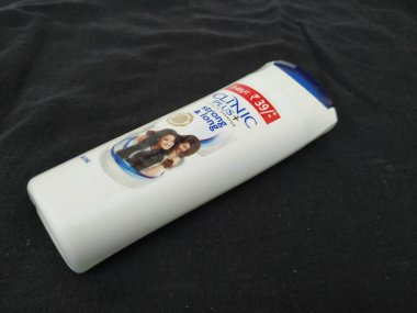 Bangalore, Karnataka, Hindistan-Nisan 12 2020: Klinik Plus Strong & Long Health Şampuan şişesinin kapatılması siyah arkaplanda izole edildi