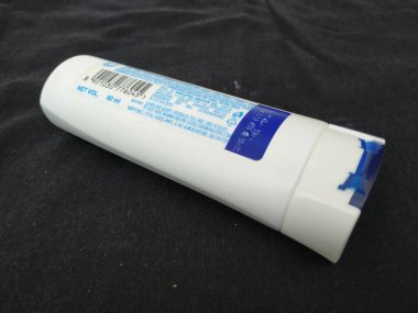Bangalore, Karnataka, Hindistan-Nisan 12 2020: Klinik Plus Strong & Long Health Şampuan şişesinin kapatılması siyah arkaplanda izole edildi