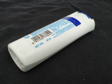 Bangalore, Karnataka, Hindistan-Nisan 12 2020: Klinik Plus Strong & Long Health Şampuan şişesinin kapatılması siyah arkaplanda izole edildi