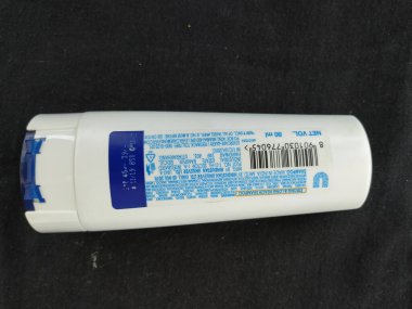 Bangalore, Karnataka, Hindistan-Nisan 12 2020: Klinik Plus Strong & Long Health Şampuan şişesinin kapatılması siyah arkaplanda izole edildi