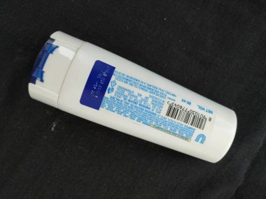 Bangalore, Karnataka, Hindistan-Nisan 12 2020: Klinik Plus Strong & Long Health Şampuan şişesinin kapatılması siyah arkaplanda izole edildi