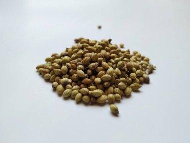 Dhaniya tohumlarının dokusu ve arkaplanı. Kişniş yığını ya da Dhania Tohumları Beyaz bir arka planda izole edilmiş