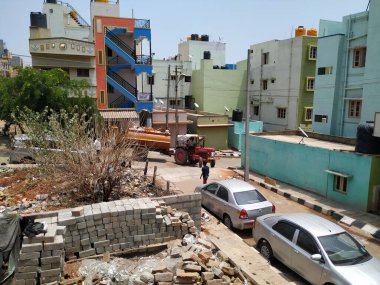 Bangalore, Karnataka, Hindistan-Nisan 03-2020: Corona Virüsünü Durdurmak veya Covid 19 nedeniyle İlkyardım Tankı traktörüyle Residential Alanının caddesine ilaç püskürtülüyor