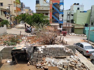 Bangalore, Karnataka, Hindistan-Nisan 03-2020: Corona Virüsünü Durdurmak veya Covid 19 nedeniyle İlkyardım Tankı traktörüyle Residential Alanının caddesine ilaç püskürtülüyor