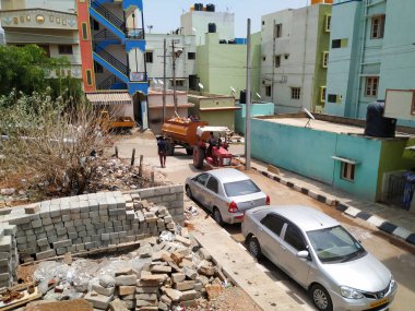 Bangalore, Karnataka, Hindistan-Nisan 03-2020: Corona Virüsünü Durdurmak veya Covid 19 nedeniyle İlkyardım Tankı traktörüyle Residential Alanının caddesine ilaç püskürtülüyor