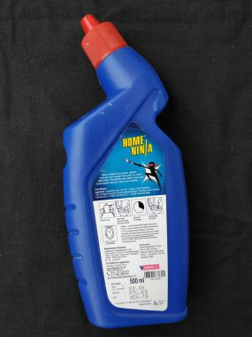 Bangalore, Karnataka, Hindistan-Apr 12 2020: Ev Ninja Tuvalet Temizleyicisi Sıvı 500ml Mavi Renkli Plastik Konteynırı siyah arkaplanda izole edildi.