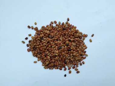 Hurali Kalu 'nun yığın ve dokusu ya da beyaz arka planda izole edilmiş At Gramı. Yemek pişirmede kullanılan at gram tohumlarına yakın çekim.