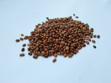 Hurali Kalu 'nun yığın ve dokusu ya da beyaz arka planda izole edilmiş At Gramı. Yemek pişirmede kullanılan at gram tohumlarına yakın çekim.