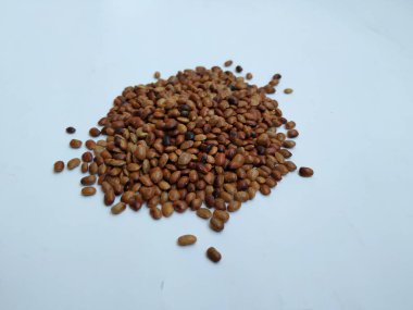 Hurali Kalu 'nun yığın ve dokusu ya da beyaz arka planda izole edilmiş At Gramı. Yemek pişirmede kullanılan at gram tohumlarına yakın çekim.