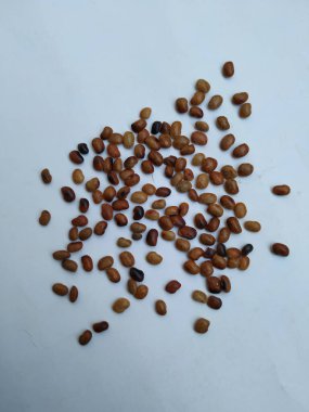 Hurali Kalu 'nun yığın ve dokusu ya da beyaz arka planda izole edilmiş At Gramı. Yemek pişirmede kullanılan at gram tohumlarına yakın çekim.