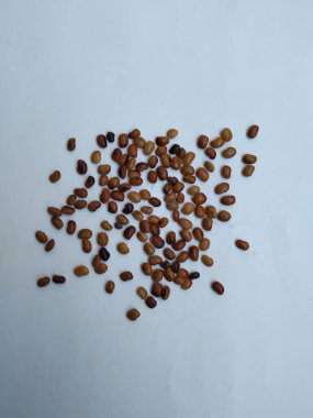 Hurali Kalu 'nun yığın ve dokusu ya da beyaz arka planda izole edilmiş At Gramı. Yemek pişirmede kullanılan at gram tohumlarına yakın çekim.