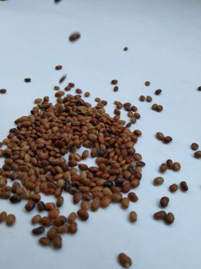 Hurali Kalu 'nun yığın ve dokusu ya da beyaz arka planda izole edilmiş At Gramı. Yemek pişirmede kullanılan at gram tohumlarına yakın çekim.