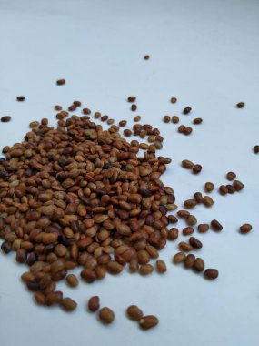 Hurali Kalu 'nun yığın ve dokusu ya da beyaz arka planda izole edilmiş At Gramı. Yemek pişirmede kullanılan at gram tohumlarına yakın çekim.