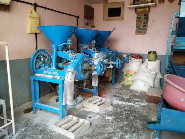 Bangalore, Karnataka, Hindistan - 21 Aralık 2020: Bir odada Ragi veya Finger Millet Zemin Hazırlama ve Temizleme Makinesinin Kapanışı