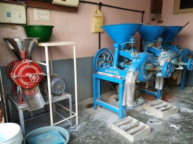 Bangalore, Karnataka, Hindistan - 21 Aralık 2020: Bir odada Ragi veya Finger Millet Zemin Hazırlama ve Temizleme Makinesinin Kapanışı