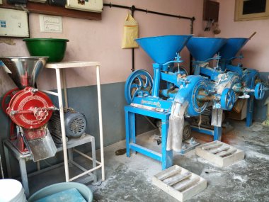 Bangalore, Karnataka, Hindistan - 21 Aralık 2020: Bir odada Ragi veya Finger Millet Zemin Hazırlama ve Temizleme Makinesinin Kapanışı