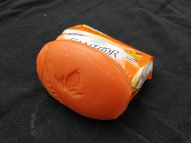 Bangalore, Karnataka, Hindistan-Nisan 12 2020: Kapalı ve Açık Santoor Sandal ve zerdeçal sabunu siyah arkaplanda izole edildi.