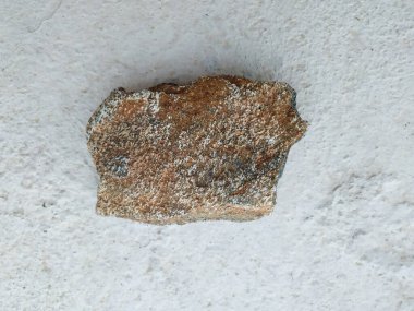 Mineral Taşı veya Kaya Parçası 'nın yakın görüntüsü beyaz arkaplanda izole edilmiş