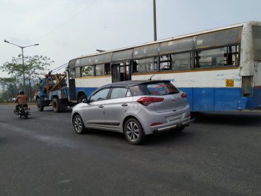 Bangalore, Karnataka, Hindistan-Mar 20 2020: Çekici arızalı BMTC Otobüs, Tamir ve Kurtarma Aracı 'nı bozuk bir belediye otobüsünü çekiyor.