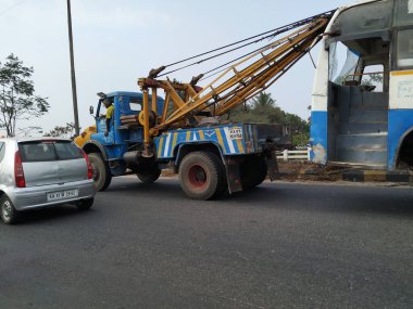 Bangalore, Karnataka, Hindistan-Mar 20 2020: Çekici arızalı BMTC Otobüs, Tamir ve Kurtarma Aracı 'nı bozuk bir belediye otobüsünü çekiyor.