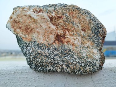 Mineral Taşı veya Kaya Parçası 'nın yakın görüntüsü beyaz arkaplanda izole edilmiş