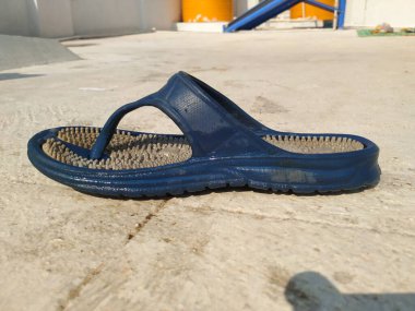 Bangalore, Karnataka, Hindistan-Mar 21 2020: Mavi ve Beyaz renkli diyabet veya akubasınçlı terlik.