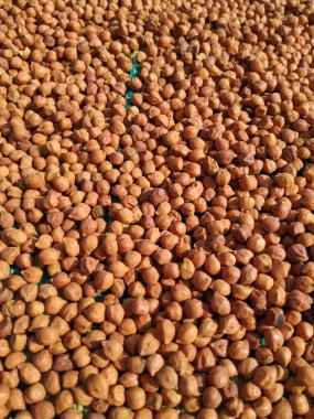 Civciv Bezelye veya Kala Chana tohumları kızartılmış çiğ tohum dokusu arka plan, geleneksel protein beslenme gramı, yüksek lifli taze fiber arkaplan.