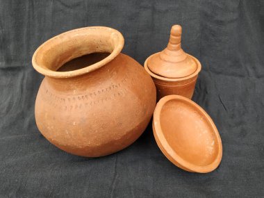 Kahverengi Renkli El Yapımı Boş Tencere, Kâse ve Cam Lid Siyah Arkaplanda izole.