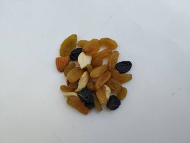 Beyaz arka planda izole edilmiş bir yığın karışık kurutulmuş meyve. Kurutulmuş meyve dokusu.