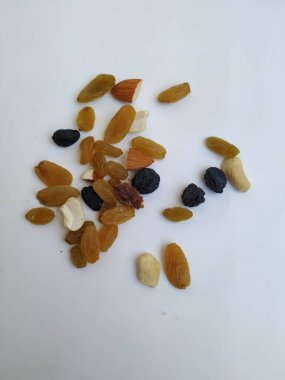 Beyaz arka planda izole edilmiş bir yığın karışık kurutulmuş meyve. Kurutulmuş meyve dokusu.