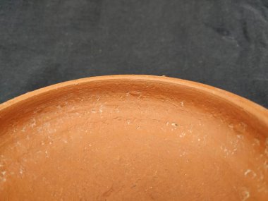 Boş El Yapımı Geleneksel Çamur ya da Kum Kahverengisi Boya Kasesi 'nin yakın plan resmi, Siyah Arkaplan' da izole edilmiş Ot Lid.