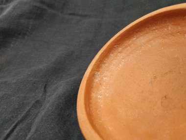 Boş El Yapımı Geleneksel Çamur ya da Kum Kahverengisi Boya Kasesi 'nin yakın plan resmi, Siyah Arkaplan' da izole edilmiş Ot Lid.