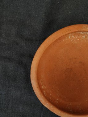 Boş El Yapımı Geleneksel Çamur ya da Kum Kahverengisi Boya Kasesi 'nin yakın plan resmi, Siyah Arkaplan' da izole edilmiş Ot Lid.