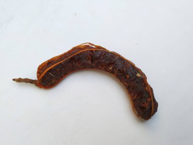 Tropikal demirhindi meyvesine yakın çekim. Kabuğu olmadan soyulmuş, görünür tohumlar ve iç posası var. Beyaz arkaplanda izole