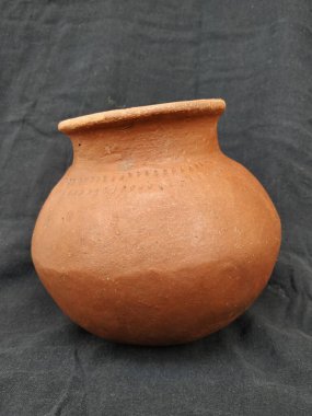 Farklı açı Madike ya da Ot 'a yakın çekim. Kırsal el yapımı, kahverengi terasotta çömleği Kara Arkaplan 'da izole edilmiş.