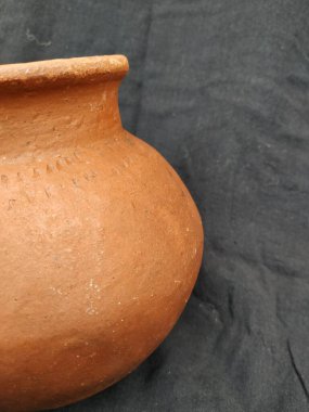 Farklı açı Madike ya da Ot 'a yakın çekim. Kırsal el yapımı, kahverengi terasotta çömleği Kara Arkaplan 'da izole edilmiş.