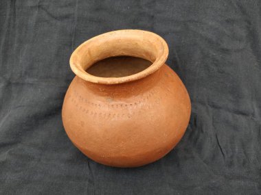 Farklı açı Madike ya da Ot 'a yakın çekim. Kırsal el yapımı, kahverengi terasotta çömleği Kara Arkaplan 'da izole edilmiş.