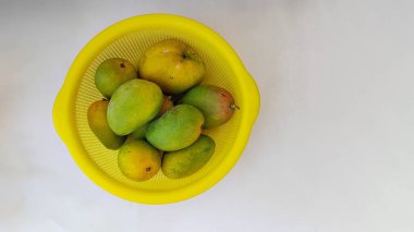 Güzel yeşilimsi sarı ve kırmızı renkli Mango meyveleri beyaz arka planda izole edilmiş..