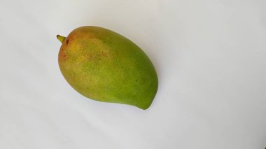 Güzel yeşilimsi sarı ve kırmızı renkli Mango meyveleri beyaz arka planda izole edilmiş..