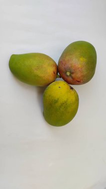 Güzel yeşilimsi sarı ve kırmızı renkli Mango meyveleri beyaz arka planda izole edilmiş..