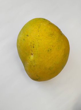 Güzel yeşilimsi sarı ve kırmızı renkli Mango meyveleri beyaz arka planda izole edilmiş..