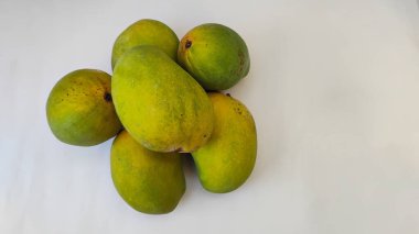 Güzel yeşilimsi sarı ve kırmızı renkli Mango meyveleri beyaz arka planda izole edilmiş..