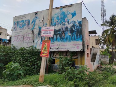 Bangalore, Karnataka, Hindistan-Haziran 02-2024: Eski ve solmuş Sarathi Kannada Film Posteri Kumbalgodu Tollgate yakınlarındaki duvara yapıştırıldı.