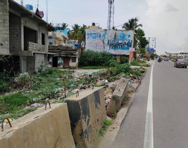 Bangalore, Karnataka, Hindistan-Haziran 02-2024: Eski ve solmuş Sarathi Kannada Film Posteri Kumbalgodu Tollgate yakınlarındaki duvara yapıştırıldı.