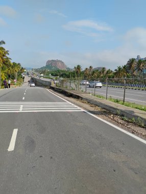 Ramanagara, Karnataka, Hindistan-2 Haziran 2024: Mysuru ve Bengaluru otoyolu yakınlarındaki güzel tepe manzarasının kapatılması.